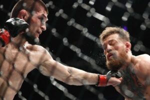 Lutadores embolsam dinheiro e Khabib é ovacionado em seu país