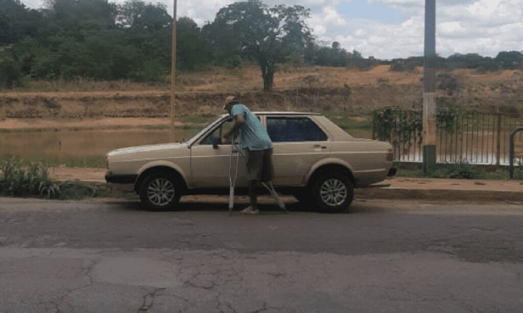 Homem é flagrado usando pedaço de madeira para dirigir