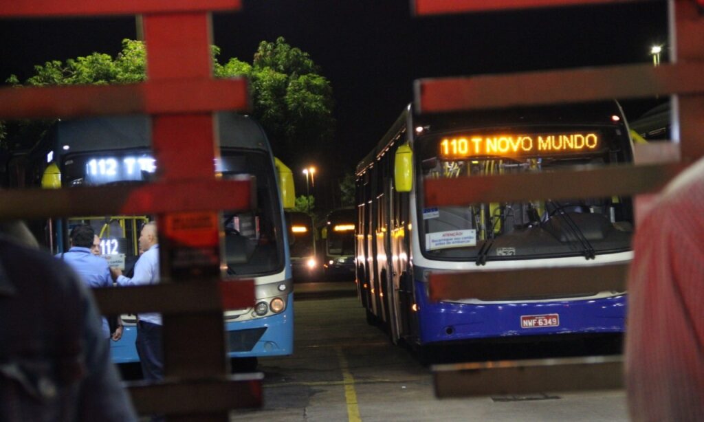 Manifestantes protestam na saída de garagem e atrasam saída de ônibus do Eixo Anhanguera