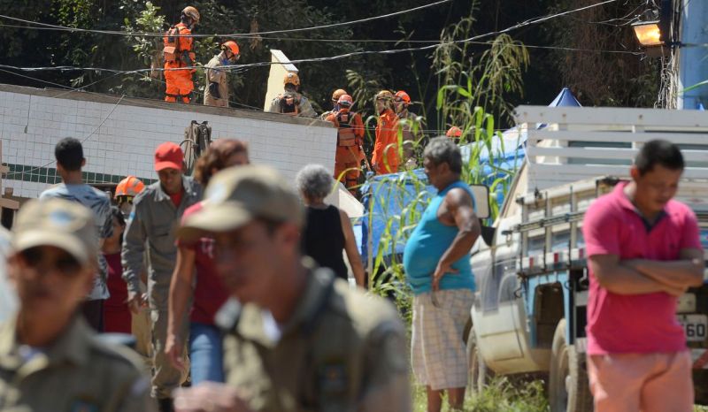 Número de mortos no desabamento de prédios no Rio chega a 15