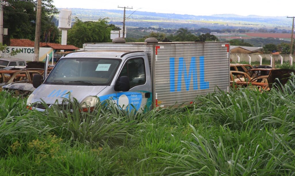 Veículos são ‘abandonados’ em pátio de área pública