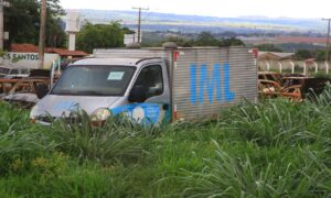 Veículos são ‘abandonados’ em pátio de área pública