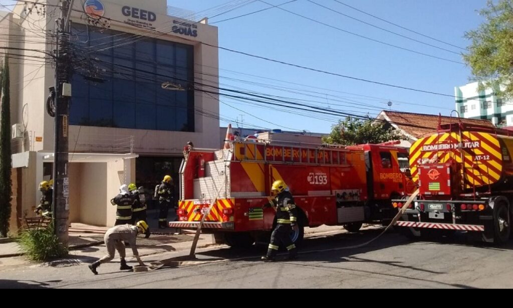 Corpo de Bombeiros Militar é acionado em Goiânia para a ocorrência de incêndio