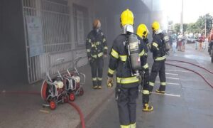 Corpo de Bombeiros combate incêndio em supermercado de Rio Verde