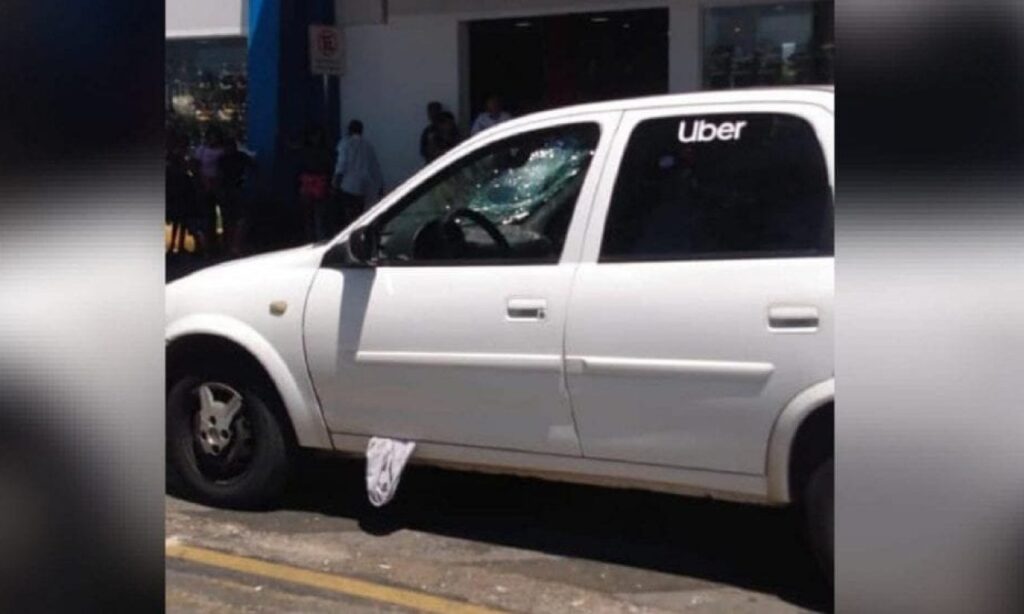 Motorista de aplicativo é internado após briga com taxistas em rodoviária