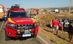 Dois carros se chocam e sete pessoas ficam feridas em Trindade