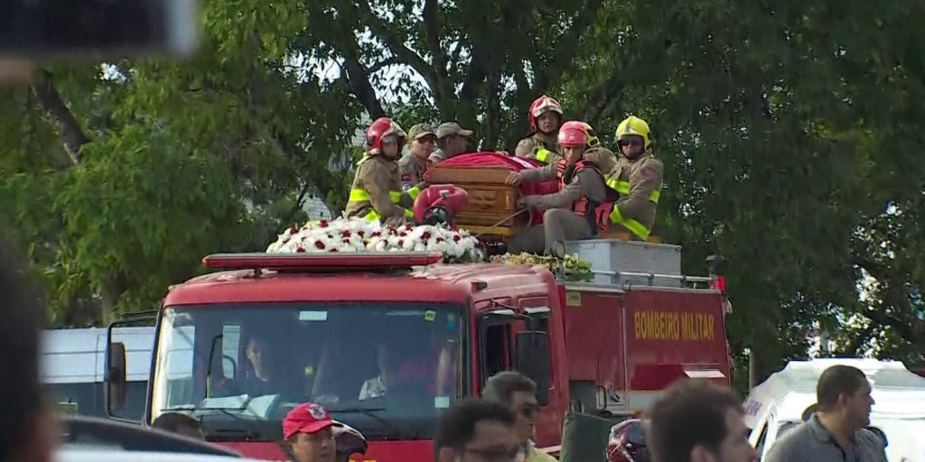 Corpo de Gabriel Diniz chega a cemitério