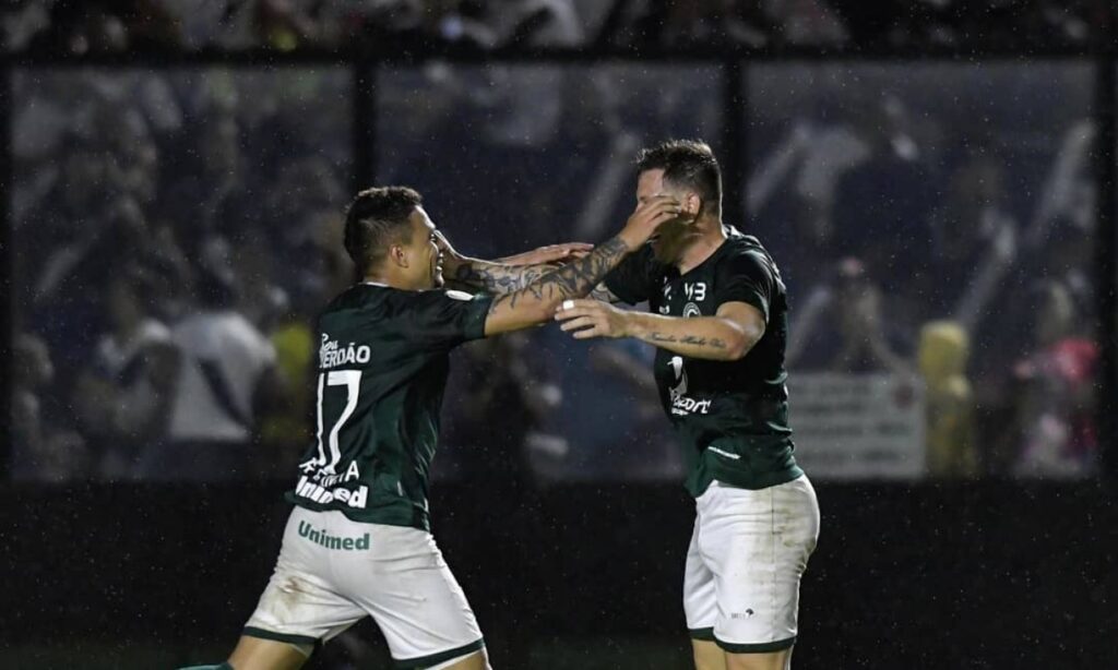 Goiás luta até o fim e empata com gol contra bizarro de zagueiro do Vasco