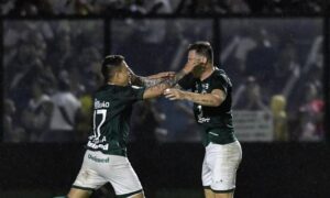 Goiás luta até o fim e empata com gol contra bizarro de zagueiro do Vasco