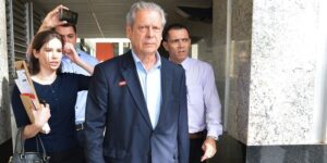 José Dirceu lança livro em Goiânia