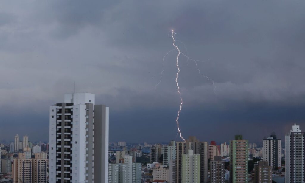 Chuva deve atingir várias regiões do país no fim de semana prolongado