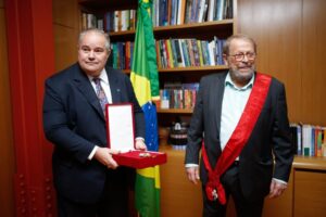 Carlos Vereza recebe Ordem do Mérito Cultural