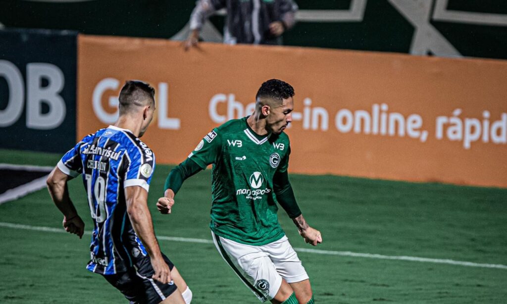 Iago Mendonça avalia desempenho em empate diante do Grêmio: "Feliz por ajudar a equipe"