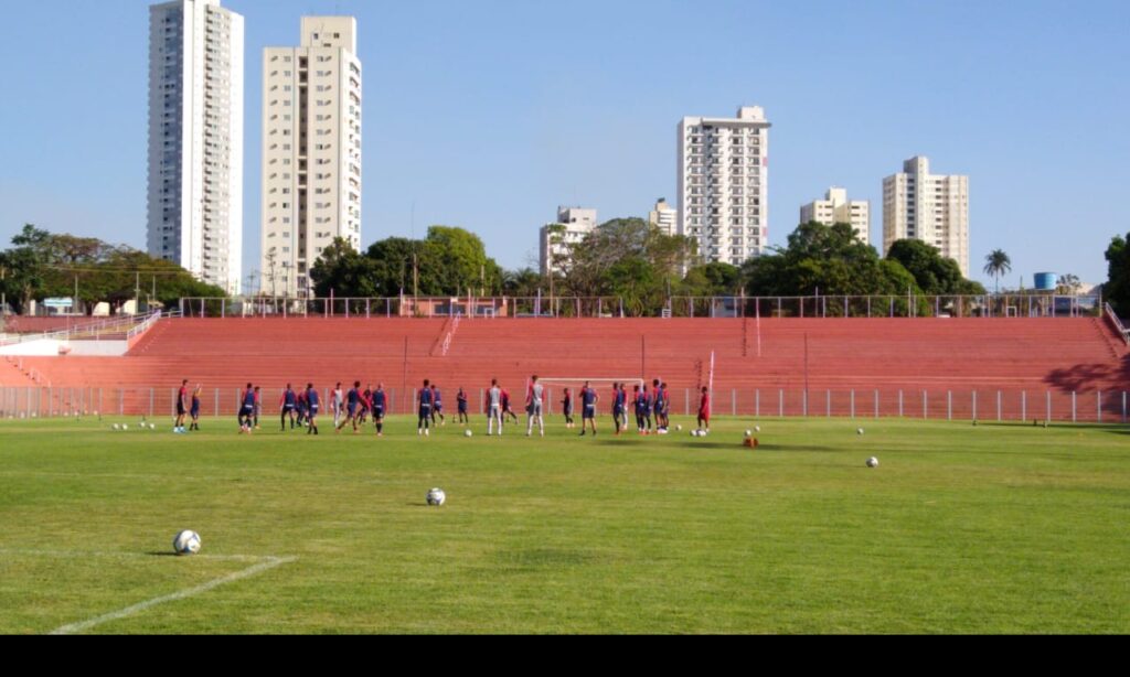 Novo reforço do Vila Nova já treina com o elenco