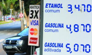 Petrobras aumenta preço da gasolina e mantém diesel