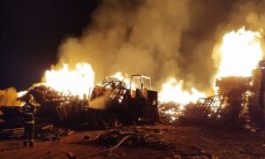 Bombeiros combatem incêndio em fábrica de cerâmicas em Abadiânia