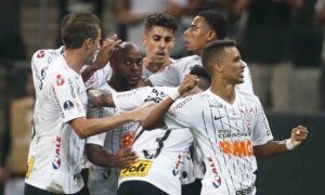 Corinthians recebe Independiente buscando final inédita