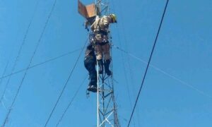 Vídeo mostra bombeiros resgatando vítima de choque elétrico em torre telefônica