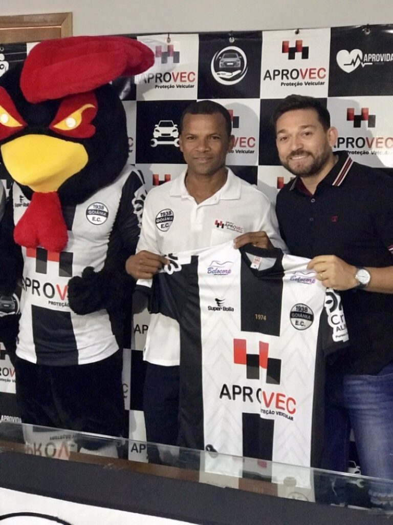 Vitor é apresentado no Goiânia