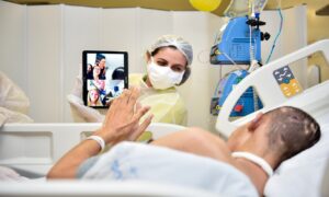 Paciente do Hugol celebra aniversário virtual com familiares e amigos