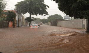 Defesa Civil emite alerta de tempestades para Goiânia; confira pontos de alagamento