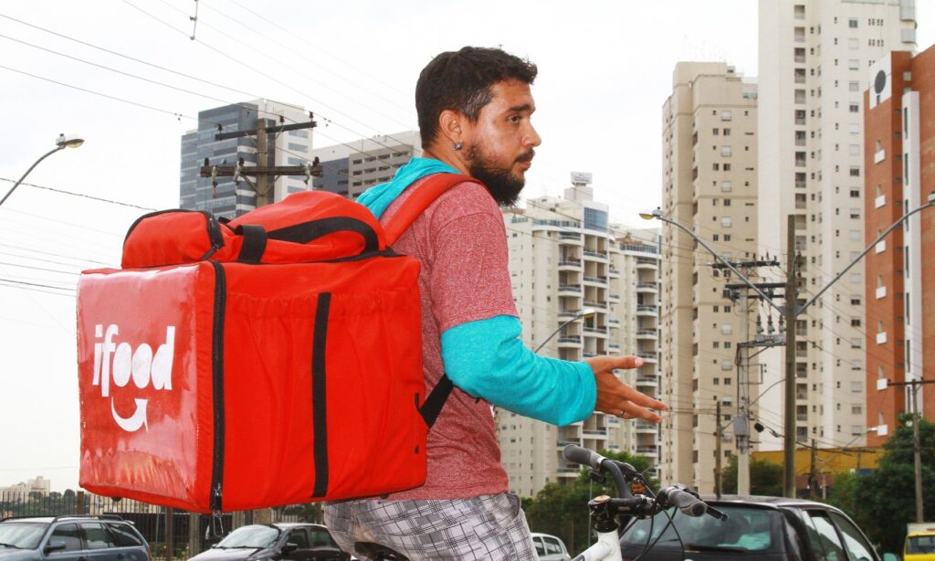 Entregar comida vira opção para escapar do desemprego