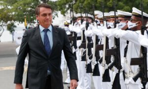 Bolsonaro participa da formatura de alunos para promoção a sargento