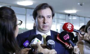 Rodrigo Maia diz que é repugnante a declaração de Eduardo Bolsonaro sobre novo AI-5