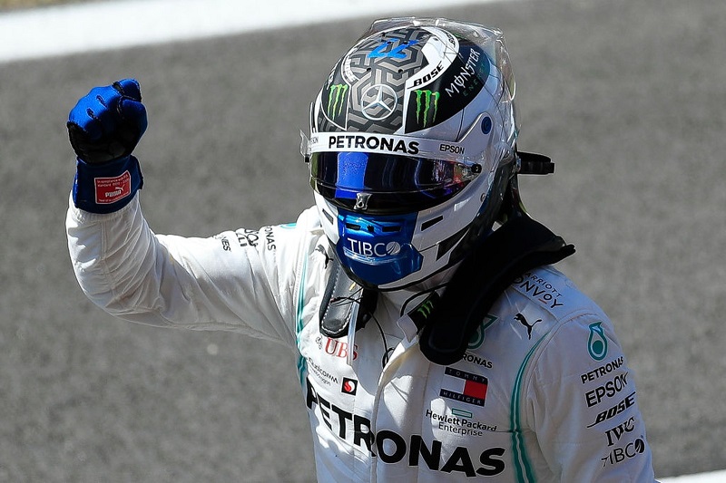 Mercedes domina e Bottas faz terceira pole na temporada