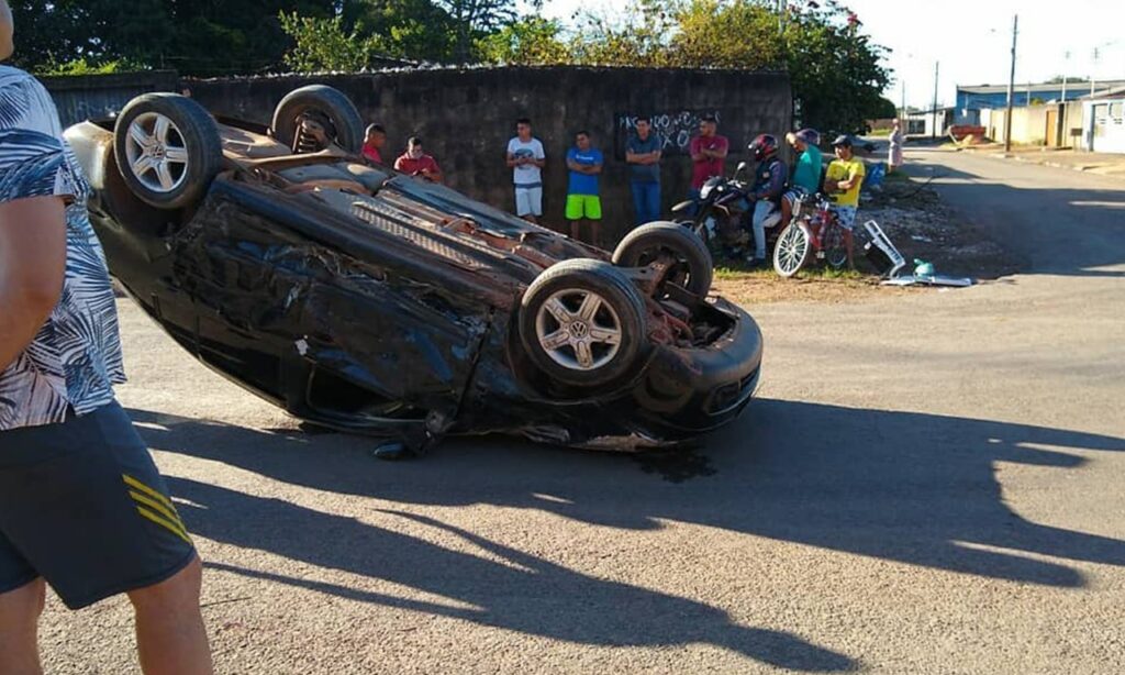 Acidente entre carros provoca capotamento dentro da cidade de Luziânia