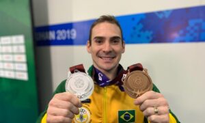 Arthur Zanetti é vice-campeão nas argolas e bronze no solo