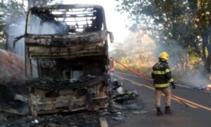 Ônibus fica totalmente destruído após pegar fogo e passageiros saem ilesos