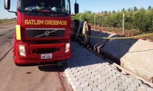 Homem perde controle do carro