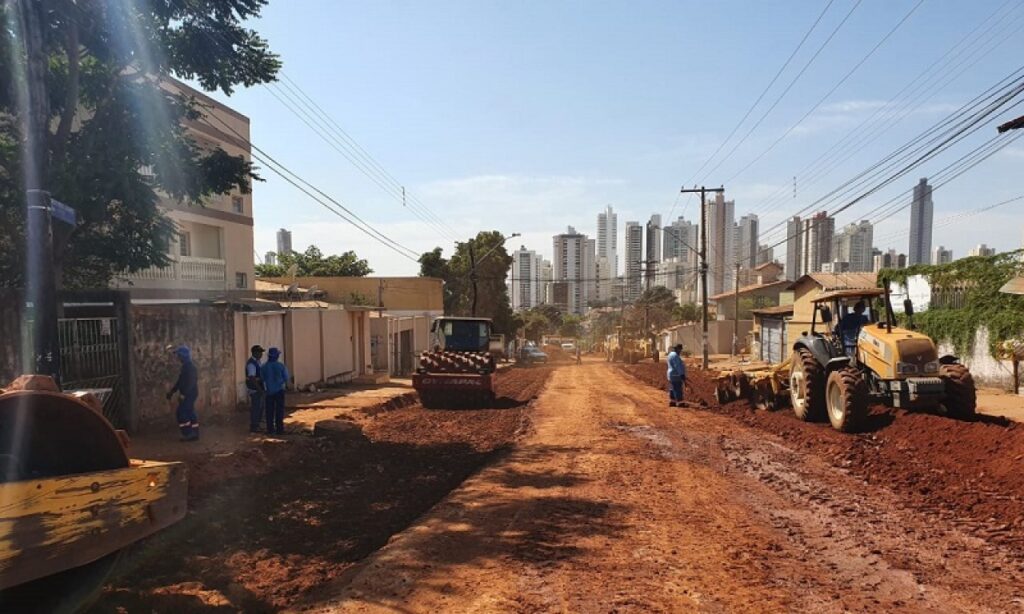 Prefeitura alarga rua no Setor Pedro Ludovico