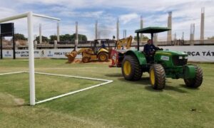 Prefeitura de Anápolis revitaliza gramado do Estádio Jonas Duarte