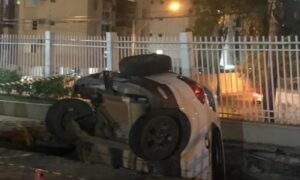 Piso de garagem cede e engole carro em Goiânia