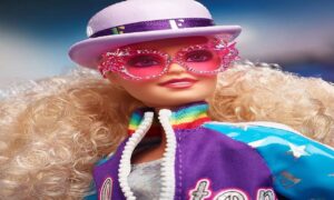 Cantor Elton John ganha edição limitada de barbie em comemoração aos 45 anos de show histórico