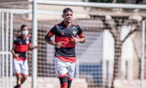 Kevin celebra primeiro gol na equipe profissional do Atlético Goianiense