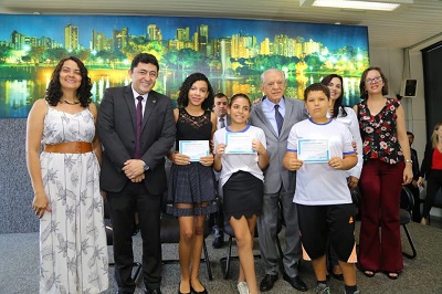 Prefeitura homenageia alunos vencedores de olimpíadas de conhecimentos