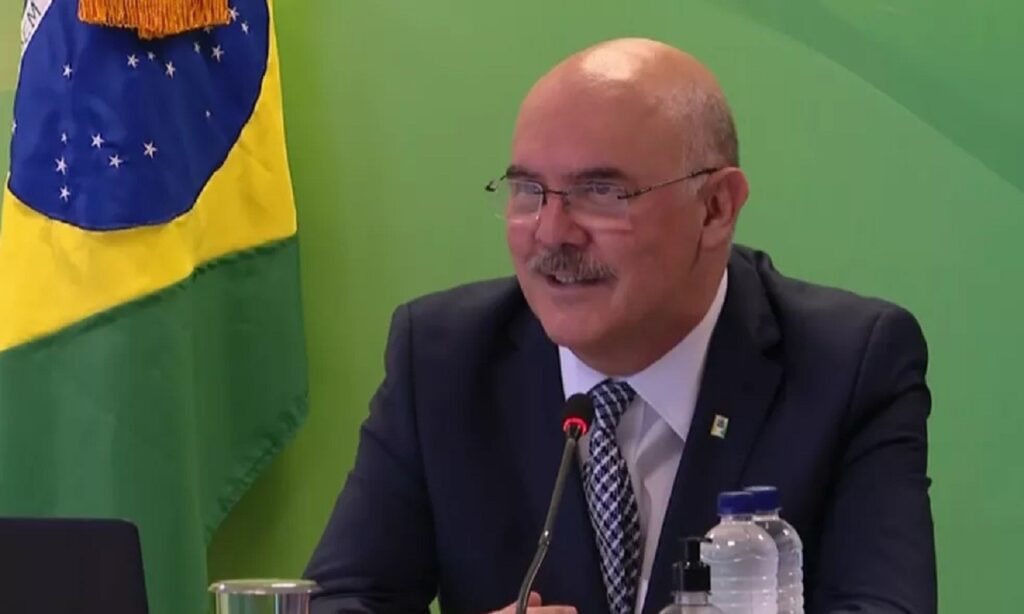 Ministro da Educação associa homossexualidade à "famílias desajustadas"