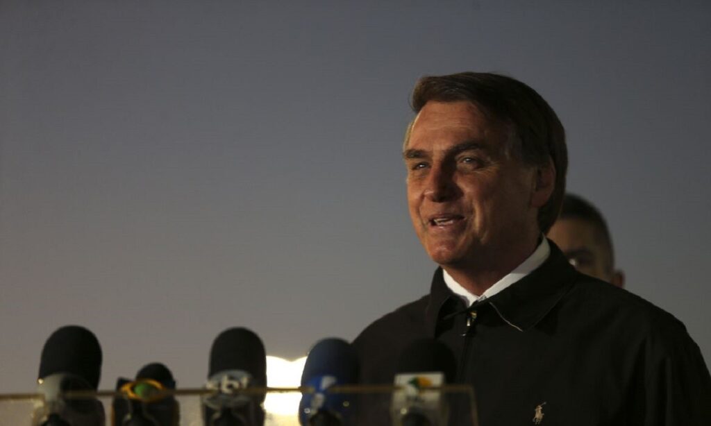 Bolsonaro diz que projeto de fake news limita liberdade de expressão