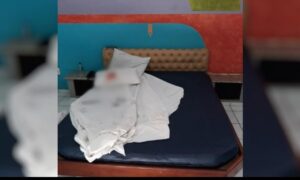 Mulher é agredida com golpes de capacete em quarto de motel