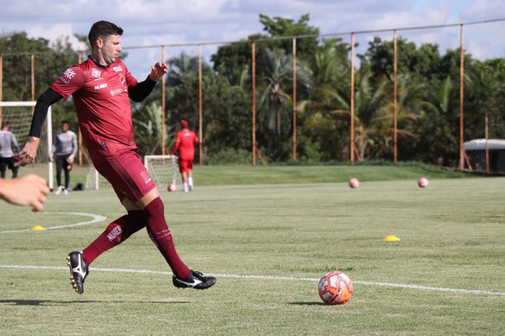 Wesley Matos retorna após quase um mês e pede vitória para "reconquistar a torcida"