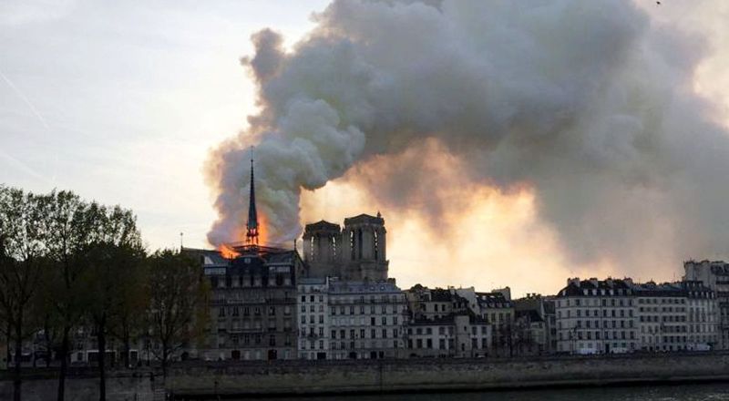 França pede doações e avalia danos na Notre-Dame