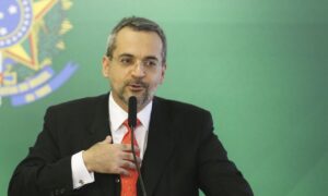 Ministro nega vazamento do Enem e fala em "sabotagem"