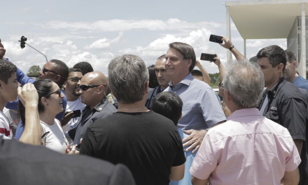 Presidente Bolsonaro vai a culto e tira fotos na Praça dos Três Poderes