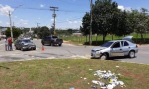 Idosa sofre infarto dirigindo e bate em outro carro