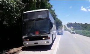 Ônibus com 46 passageiros é abandonado pelo motorista às margens da BR-153