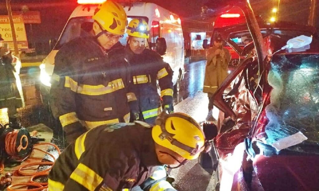 Acidente entre ônibus e carro deixa duas pessoas mortas na GO-060