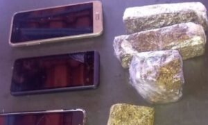 Celulares e drogas arremessados por cima do muro de presídio em Caldas Novas são apreendidos